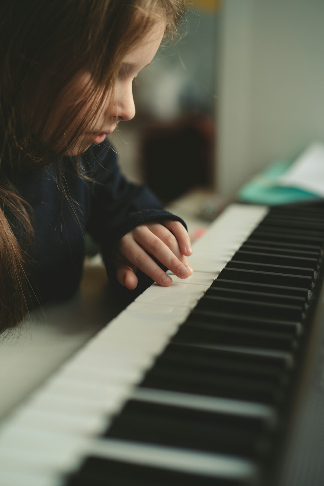 a-young-girl-is-playing-the-piano-with-her-hands-jume8j-ucui